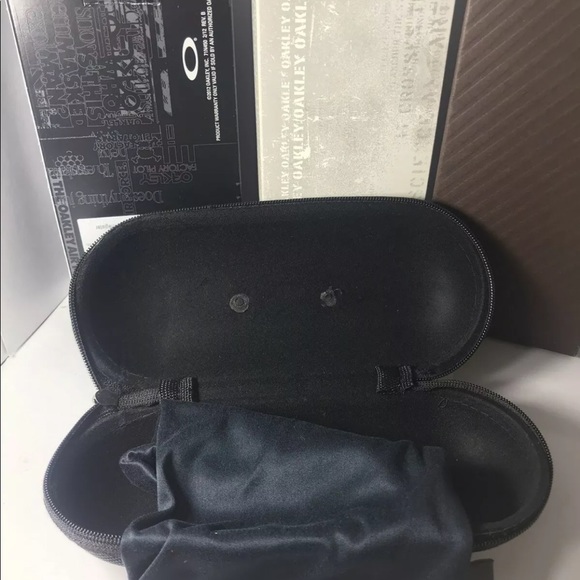 New Oakley Sunglass Vault style Black Zipper Case+ - Picture 2 of 5